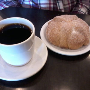 Preparo una tacita de café bien cargado (y de una vez aprovecho para acompañar con un pan de muerto)