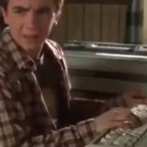 ¿Qué encuentran Malcolm y Reese en la computadora que les regalan?