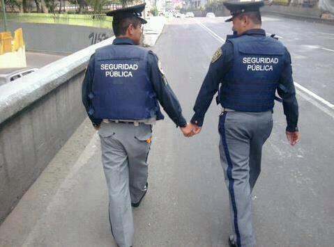 policías tomados de la mano