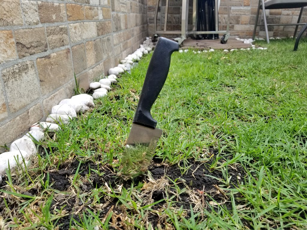 clavar un ciuchillo en el suelo lluvia